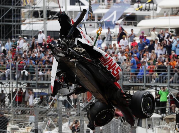 Titel-Bild zur News: Der verunfallte Haas von Mick Schumacher beim Formel-1-Rennen von Monaco 2022