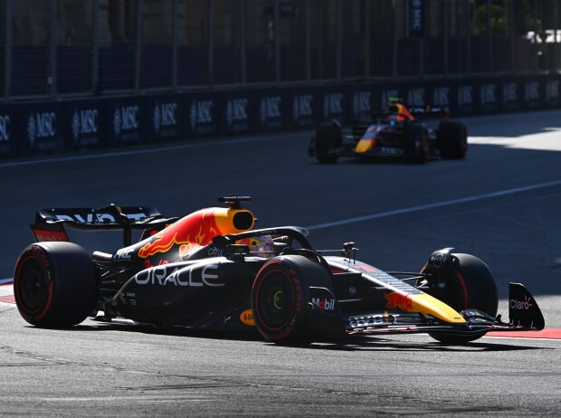 Titel-Bild zur News: Max Verstappen und Sergio Perez (Red Bull RB18) beim Qualifying zum Formel-1-Rennen in Baku 2022