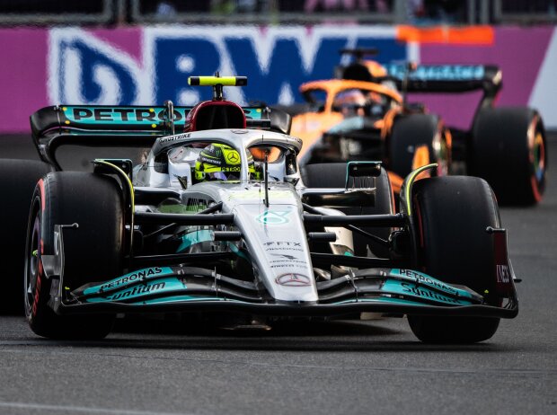 Titel-Bild zur News: Lewis Hamilton im Mercedes W13 vor Daniel Ricciardo im McLaren MCL36 in Baku