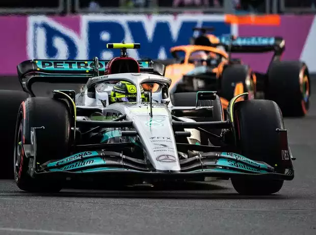 Lewis Hamilton im Mercedes W13 vor Daniel Ricciardo im McLaren MCL36 in Baku Titel-Bild zur News: Lewis Hamilton im Mercedes W13 vor Daniel Ricciardo im McLaren MCL36 in Baku