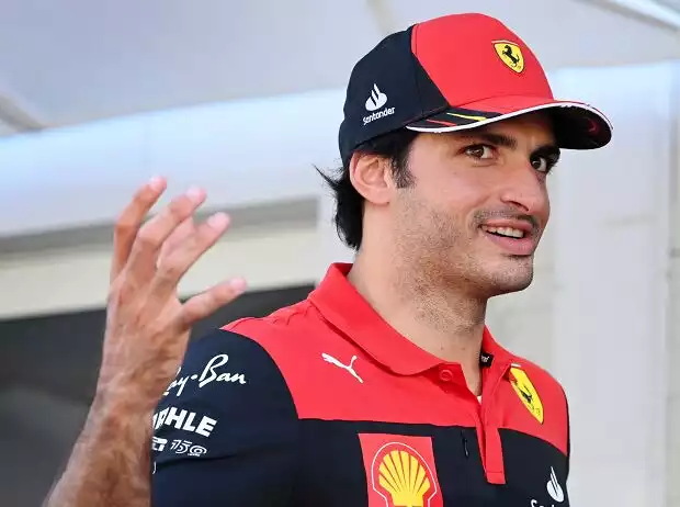 Titel-Bild zur News: Carlos Sainz gestikuliert beim Formel-1-Rennen in Baku 2022