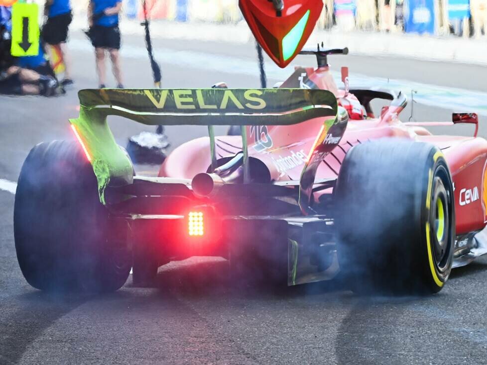Charles Leclerc im Ferrari F1-75 beim Verlassen der Box in Baku 2022