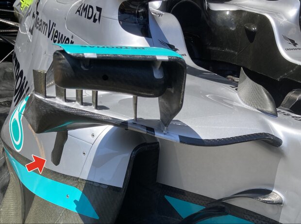 Das neue Luftleitblech an der seitlichen Crashstruktur unter dem Rückspiegel am Mercedes W13 in Baku 2022