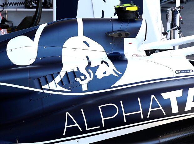 Die Motorhaube mit Kühlschlitzen am AlphaTauri AT03 in Baku 2022 Die Motorhaube mit Kühlschlitzen am AlphaTauri AT03 in Baku 2022