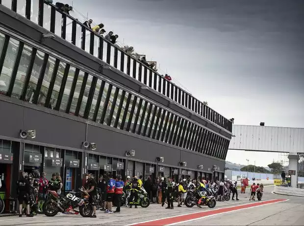 Titel-Bild zur News: WSBK Boxengasse Misano