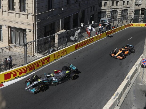Titel-Bild zur News: Lewis Hamilton (Mercedes) und Lando Norris (McLaren) im Qualifying zum Formel-1-Rennen in Baku 2022