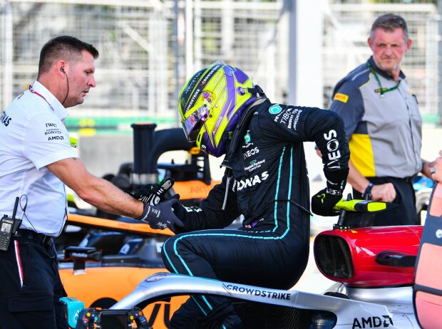 Titel-Bild zur News: Lewis Hamilton steigt mühevoll aus seinem Mercedes W13 beim Formel-1-Rennen in Baku 2022