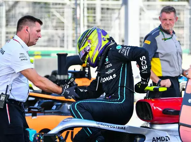 Lewis Hamilton steigt mühevoll aus seinem Mercedes W13 beim Formel-1-Rennen in Baku 2022 Titel-Bild zur News: Lewis Hamilton steigt mühevoll aus seinem Mercedes W13 beim Formel-1-Rennen in Baku 2022