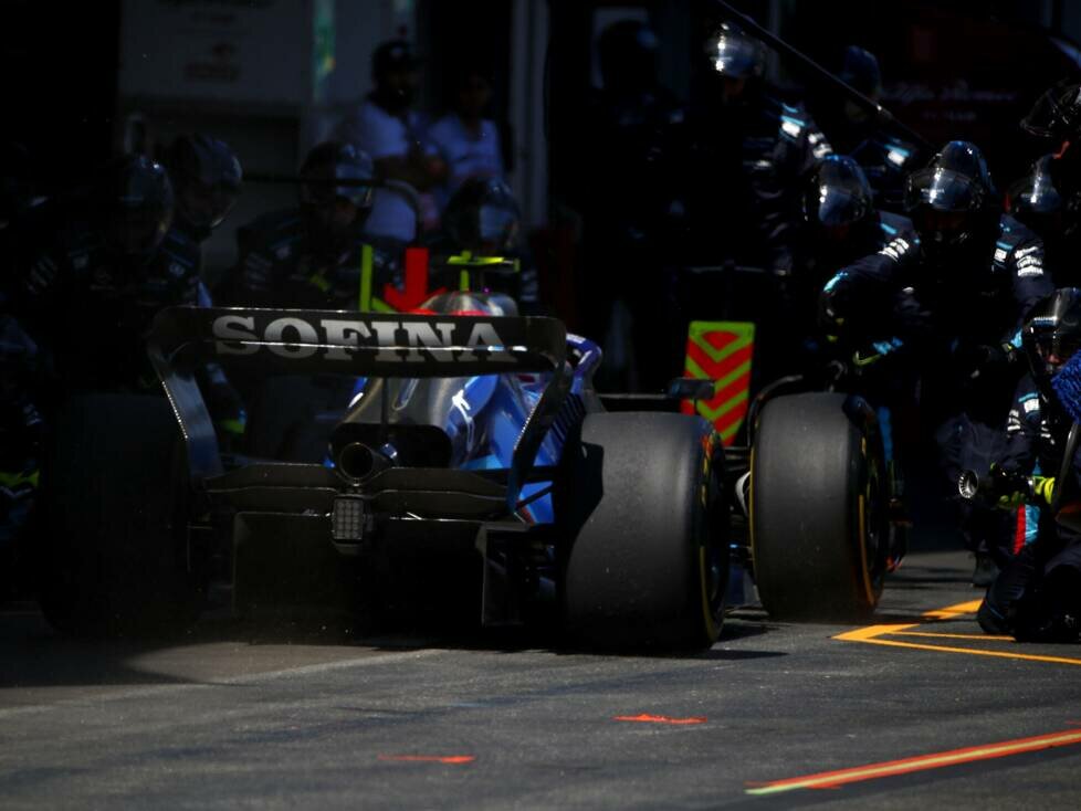 Nicholas Latifi im Williams FW44 beim Boxenstopp in Baku