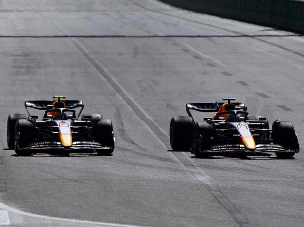 "Kein Kämpfen!" Führungswechsel zwischen Sergio Perez und Max Verstappen in Runde 15 beim Grand Prix von Aserbaidschan 2022 in Baku - und die Frage: War es Teamorder?
