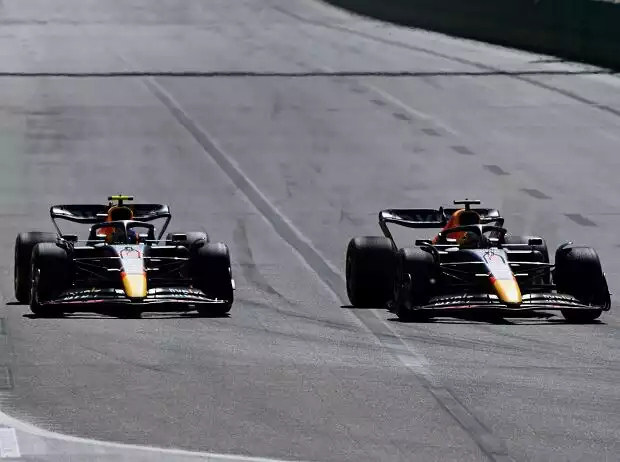 Titel-Bild zur News: "Kein Kämpfen!" Führungswechsel zwischen Sergio Perez und Max Verstappen in Runde 15 beim Grand Prix von Aserbaidschan 2022 in Baku - und die Frage: War es Teamorder?