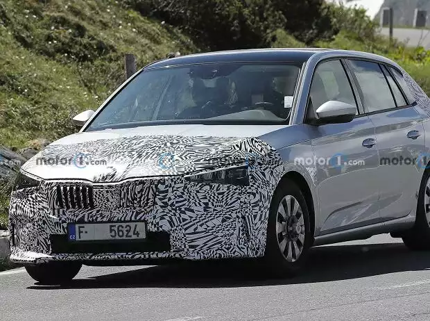 Skoda Scala (2023) mit Facelift als Erlkönig Titel-Bild zur News: Skoda Scala (2023) mit Facelift als Erlkönig