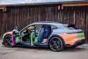 Bild zum Inhalt: Porsche Taycan von Sean Wotherspoon: Bunter Bolide