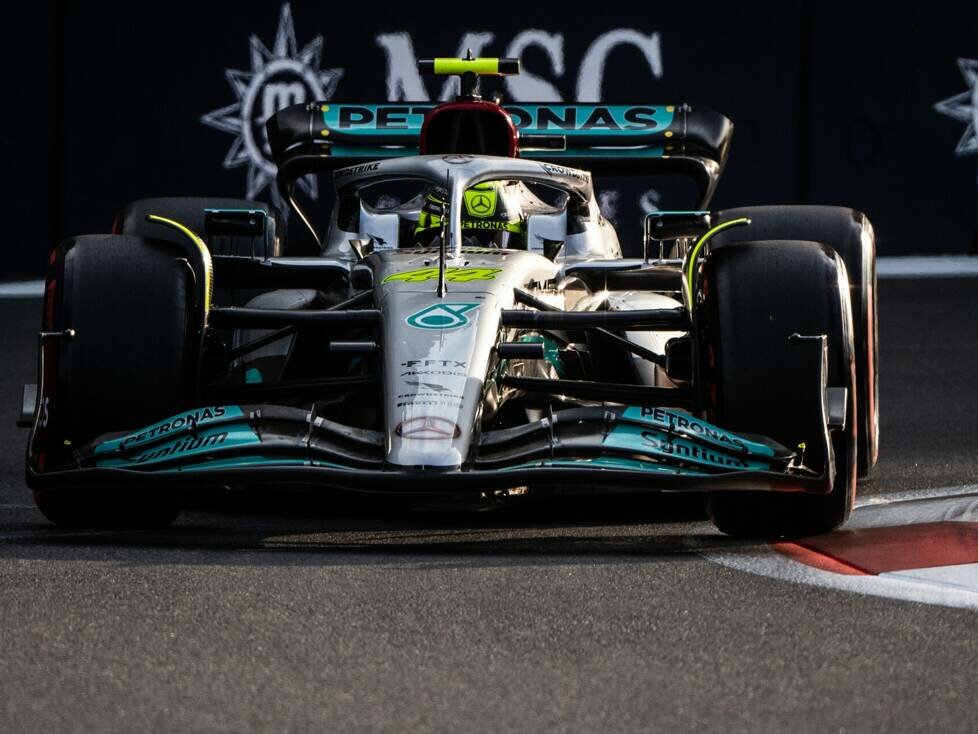 Lewis Hamilton im Mercedes W13 in Baku 2022
