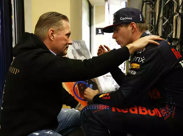 Max Verstappen und Vater Jos Verstappen nach dem WM-Titel in Abu Dhabi 2021 Titel-Bild zur News: Max Verstappen und Vater Jos Verstappen nach dem WM-Titel in Abu Dhabi 2021