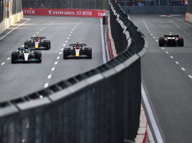 Titel-Bild zur News: Lewis Hamilton, Max Verstappen, Sergio Perez