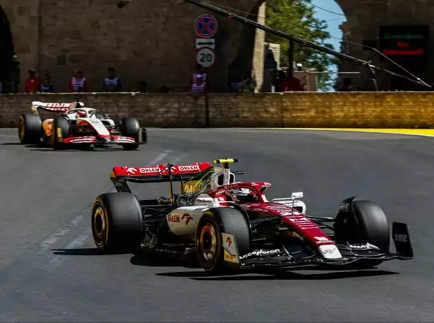 Guanyu Zhou (Alfa Romeo) fährt vor Kevin Magnussen (Haas) durch Kurve 8 in der Altstadt, Grand Prix von Aserbaidschan in Baku 2022 Titel-Bild zur News: Guanyu Zhou (Alfa Romeo) fährt vor Kevin Magnussen (Haas) durch Kurve 8 in der Altstadt, Grand Prix von Aserbaidschan in Baku 2022