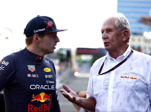 Titel-Bild zur News: Max Verstappen und Helmut Marko (Red Bull) im Gespräch vor dem Hilton-Hotel in Baku beim Grand Prix von Aserbaidschan 2022