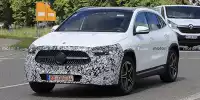 Bild zum Inhalt: Mercedes GLA Facelift als Erlkönig erwischt