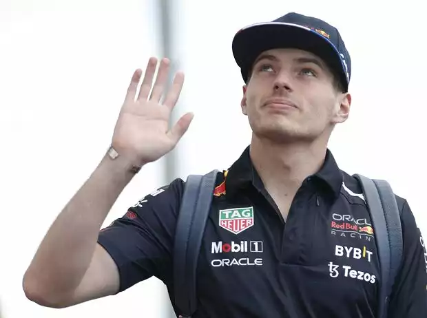 Max Verstappen winkt den Fans beim Kanada-Grand-Prix 2022 in Montreal Titel-Bild zur News: Max Verstappen winkt den Fans beim Kanada-Grand-Prix 2022 in Montreal