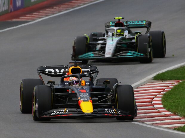 Titel-Bild zur News: Max Verstappen (Red Bull RB18) vor Lewis Hamilton (Mercedes W13) beim Training zum Formel-1-Rennen in Kanada 2022