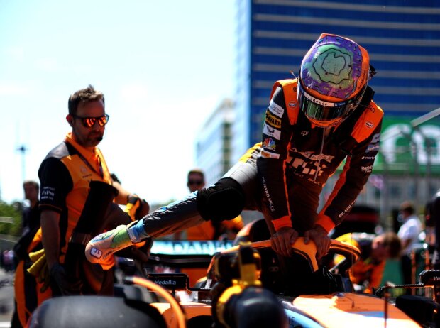 Titel-Bild zur News: Daniel Ricciardo steigt ein in den McLaren MCL36 in der Formel-1-Saison 2022 in Baku