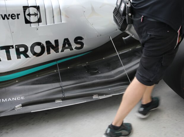 Zusätzliche Unterbodenstrebe am Mercedes F1 W13 E Performance