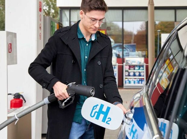 Wasserstoff-Fahrzeug wird an einer H2-Mobility-Säule betankt