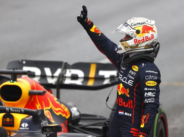 Titel-Bild zur News: Max Verstappen (Red Bull) winkt den Fans nach seiner Pole beim Formel-1-Rennen in Kanada 2022