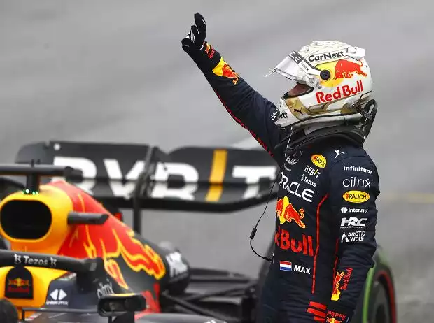 Max Verstappen (Red Bull) winkt den Fans nach seiner Pole beim Formel-1-Rennen in Kanada 2022 Titel-Bild zur News: Max Verstappen (Red Bull) winkt den Fans nach seiner Pole beim Formel-1-Rennen in Kanada 2022