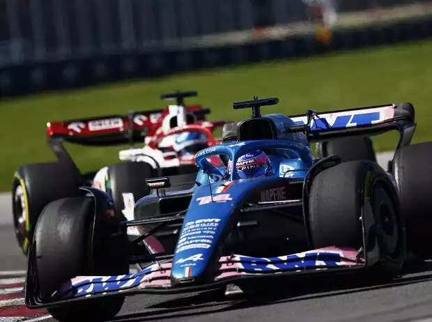 Fernando Alonso im Alpine vor Valtteri Bottas im Alfa Romeo in Montreal 2022 Titel-Bild zur News: Fernando Alonso im Alpine vor Valtteri Bottas im Alfa Romeo in Montreal 2022