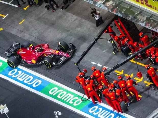 Titel-Bild zur News: Carlos Sainz beim Boxenstopp in einem Formel-1-Rennen 2022