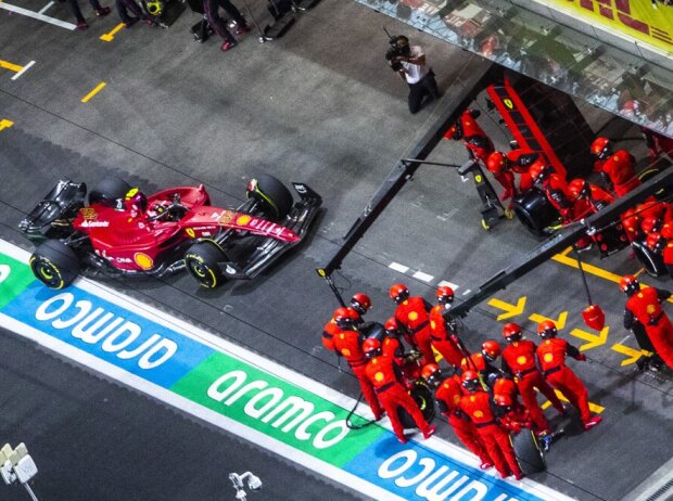 Titel-Bild zur News: Carlos Sainz beim Boxenstopp in einem Formel-1-Rennen 2022