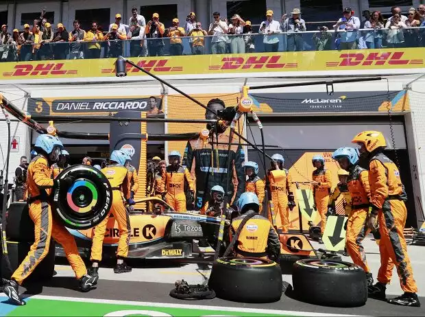 Titel-Bild zur News: Lando Norris beim verpatzten Boxenstopp der McLaren-Crew in Kanada 2022