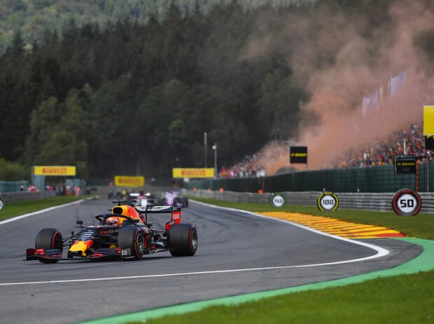 Stimmungsvoller Stehplatz-Bereich entlang der Kemmel-Geraden in Spa