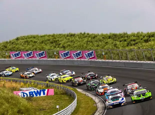 Titel-Bild zur News: Eine der Steilkurven von Zandvoort