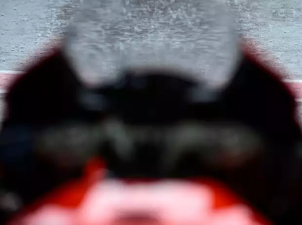 Titel-Bild zur News: MotoGP-Bike bei Regen in der Boxengasse