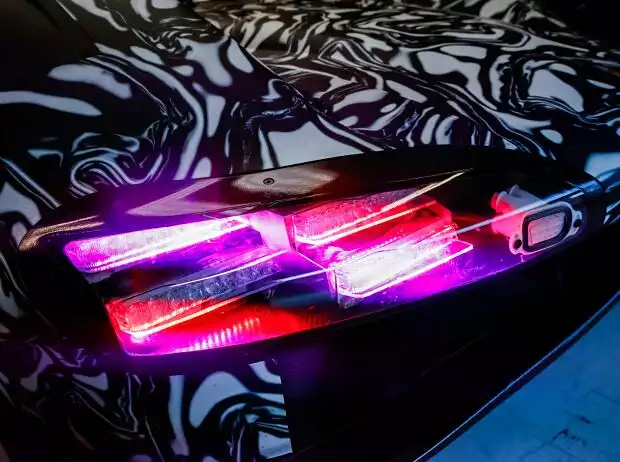 Der Porsche 963 kommt mit RGB-Scheinwerfern daher Titel-Bild zur News: Der Porsche 963 kommt mit RGB-Scheinwerfern daher