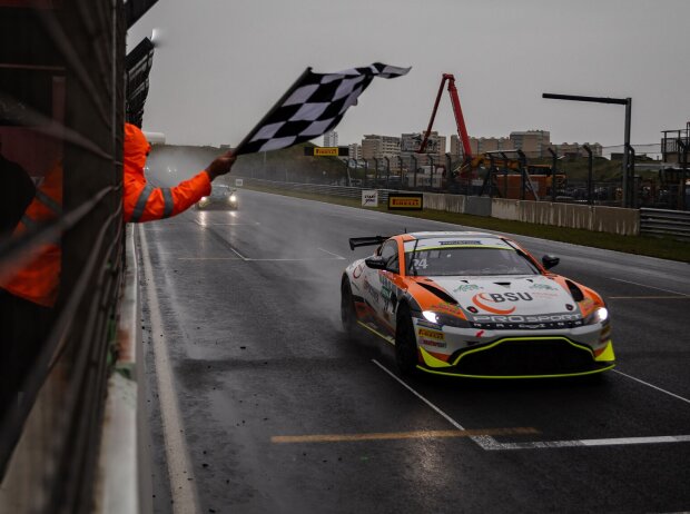 Titel-Bild zur News: Siegerauto: Der Aston Martin Vantage GT4 von Prosport Racing