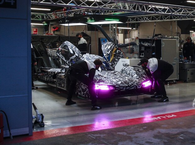 Die RGB-Scheinwerfer des Porsche 963 ermöglichen es Boxencrews, das eigene Fahrzeug besser zu erkennen Die RGB-Scheinwerfer des Porsche 963 ermöglichen es Boxencrews, das eigene Fahrzeug besser zu erkennen
