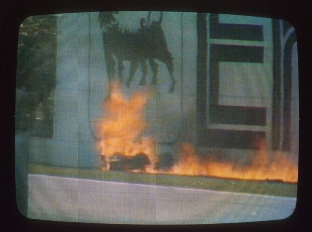Titel-Bild zur News: Der Feuerunfall von Gerhard Berger 1989 in Imola auf einem TV-Bildschirm