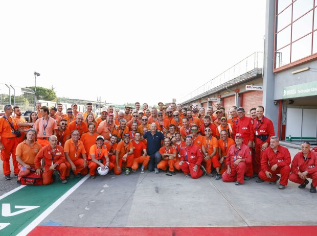 DTM-Chef Gerhard Berger mit den Feuerwehrleuten in Imola