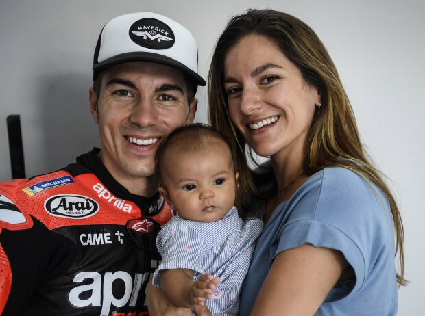 Maverick Vinales mit Ehefrau Raquel und Tochter Nina