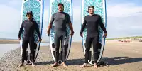Philip Köster brachte Albert Costa und Maximilian Götz das Stand Up Paddling bei