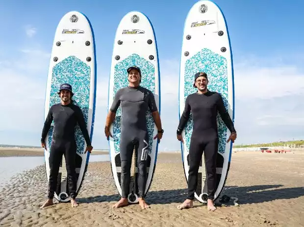 Philip Köster brachte Albert Costa und Maximilian Götz das Stand Up Paddling bei Titel-Bild zur News: Philip Köster brachte Albert Costa und Maximilian Götz das Stand Up Paddling bei