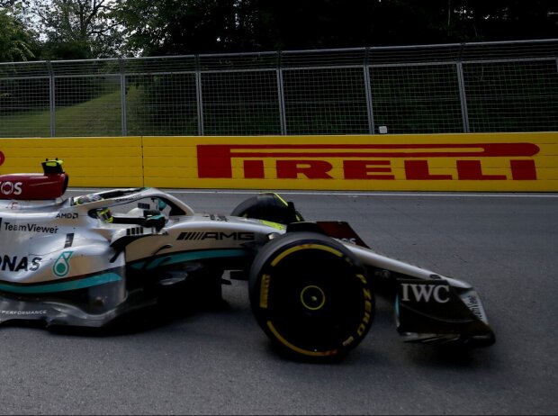 Titel-Bild zur News: Lewis Hamilton im Mercedes W13 vor einem Pirelli-Schriftzug