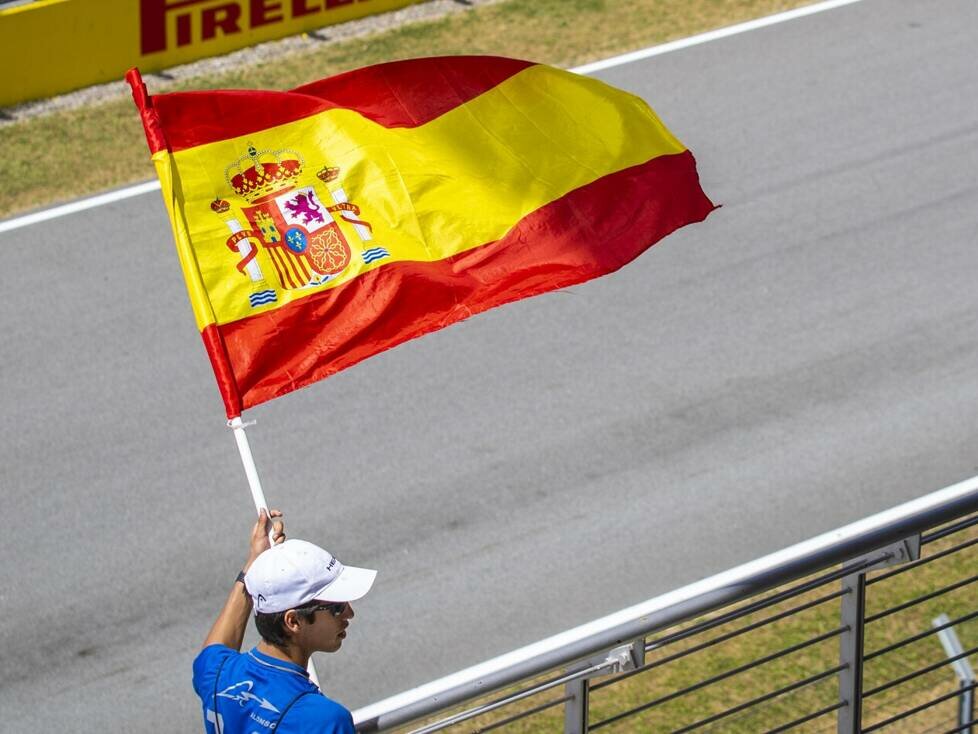 Alonso-Fan mit einer spanischen Flagge an der Rennstrecke
