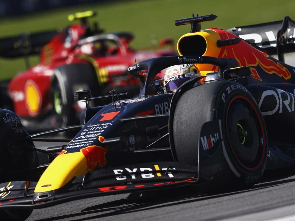 Max Verstappen im Red Bull vor Carlos Sainz im Ferrari beim Kanada-Grand-Prix 2022