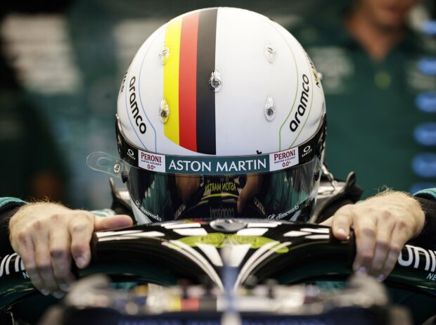 Sebastian Vettel steigt ein in seinen Aston Martin AMR22 in der Formel 1 2022 Sebastian Vettel steigt ein in seinen Aston Martin AMR22 in der Formel 1 2022