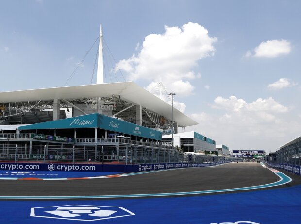 Titel-Bild zur News: Die Zielgerade auf der Formel-1-Strecke in Miami mit dem Hard-Rock-Stadion als Kulisse